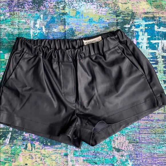 Blank NYC Pants - Blank NYC faux leather shorts in Pussy Cat sz M
